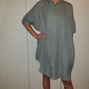 En grå skjortklänning. Storlek xs/s. Aldrig använd med prislapp kvar. 50 kr. Klänningen har även fickor 