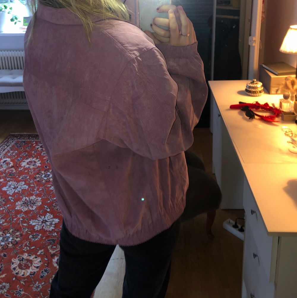 Säljer denna skitnsygga jacka som jag köpt nyligen på beyond retro. Den är i jättebra skick och luktar inte konstigt eller så som vissa secondhand grejer kan göra. Den är ”matt” och har svagt ormskinns mönster. Färgen är rosa/lila och syns bäst på bild 1 skulle jag säga. Hade gärna behållt denna men säljer direkt för 400kr + frakt. Hör av er för frågor eller om ni vill ha fler bilder💗. Jackor.