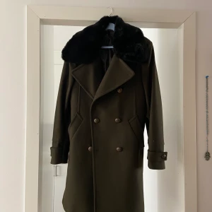 Retro kappa/rock - Det gör ont i hjärtat att behöva slumpa bort denna för en så billig peng men den har tyvärr blivit för liten. I perfekt skick och varsamt använd. 