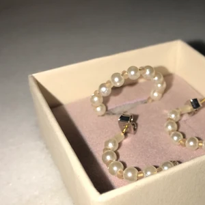 Ring  - Hej! Jag designar smycken i olika typer. Denna ring finns t.ex i s-l och är mitt första släpp! Frakt ingår och jag tar emot beställningar av liknande produkter om så önskas.