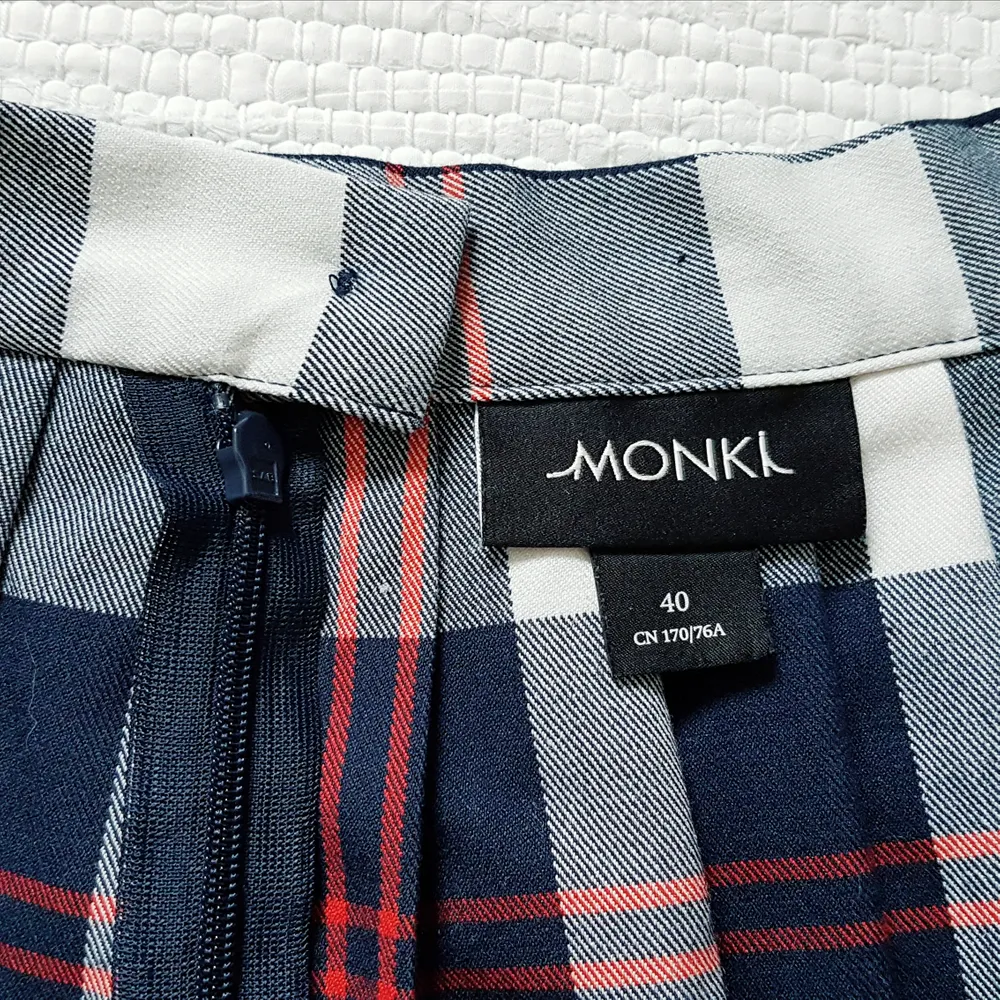 Jättesöt kjol från Monki som tyvärr är för stor för mig och därför aldrig använd 💔 Ca 74 cm i midjan och 41 cm på längden. Frakt tillkommer 🕊. Kjolar.
