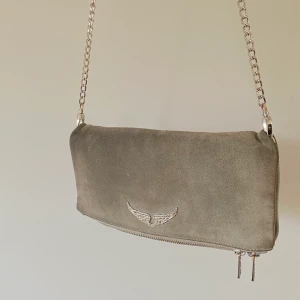 Zadig & Voltaire väska - Fint skick på denna!! Köpt för 3000kr💛 Priset kan diskuteras❣️ Dustbag följer med!