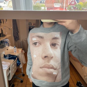 Collegetröja  - Jag säljer en super cool College tröja från zara! Bra skick och använd Max 2 gånger. Jag är 175 cm! Frakt till kommer 63 kr!