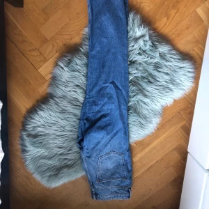Gina Tricot mom jeans - Denim washed mom jeans från gina tricot! Säljer pga att de blivit för små. Det är strl 40 från början men de har krympt rejält i tvätten sen jag köpte de för 2 år sedan och skulle säga att de nu passar bättre på en 38/36. Både frakt (som köparen står för) och att mötas i Lund/Malmö går bra!