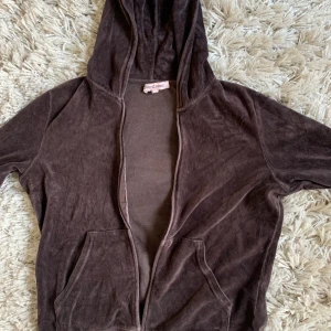 Juicy Couture zip-hoodie - Juicy Couture zip-hoodie i velour, mörkbrun färg storlek L men jag skulle säga att den är passar S-M mer. Den har ett begagnat skick. Säljer pga att jag inte använder den så mycket längre.                                                                              Frakt: 66kr.                                                                                 Eftersom att flera var intresserade så blir det en budgivning i kommentarerna som slutar idag 30/10 klockan 14:00. ☺️