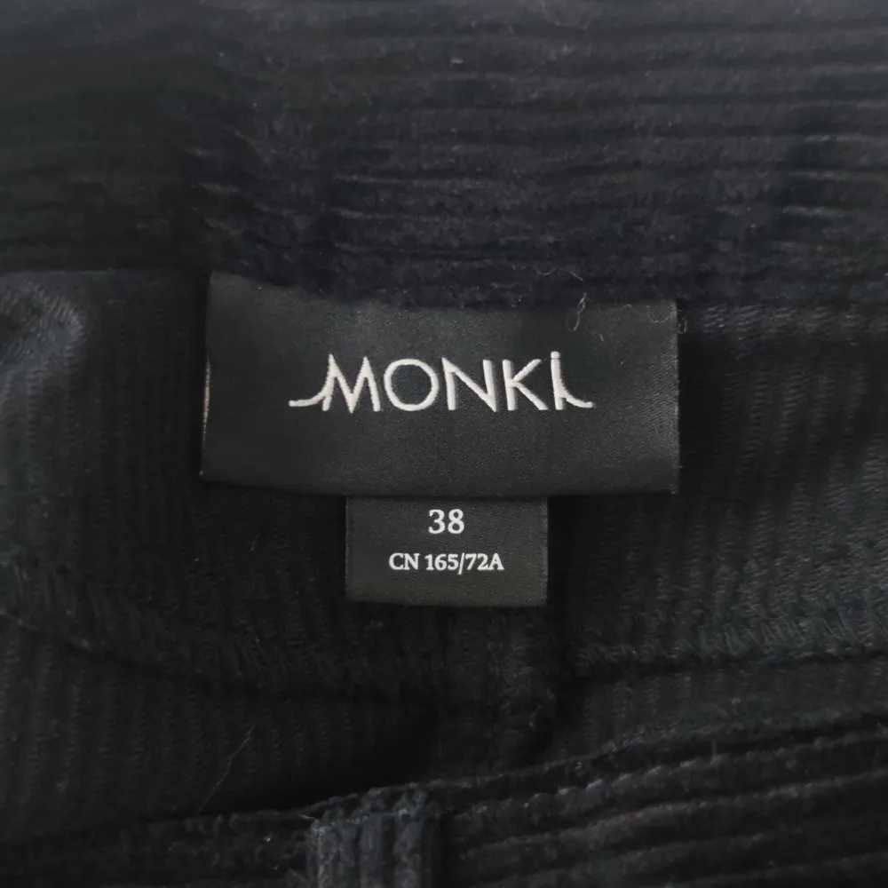 En a-linjekjol i svart manchester från Monki. Storlek 38 och perfekt ny-skick! Aldrig använd. Skickar mot frakt :). Kjolar.