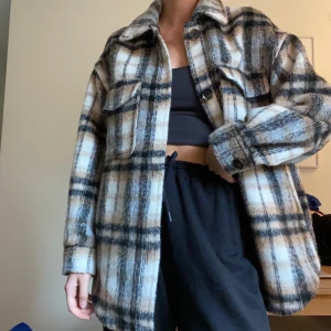 Trendig jacka - Jacka från Bershka! Supersnygg och använd cirka 4 gånger. Perfekt oversized på mig som är strl Small. Kan skicka mot fraktkostnad annars mötas i Halmstad, möjligtvis Stockholm :)