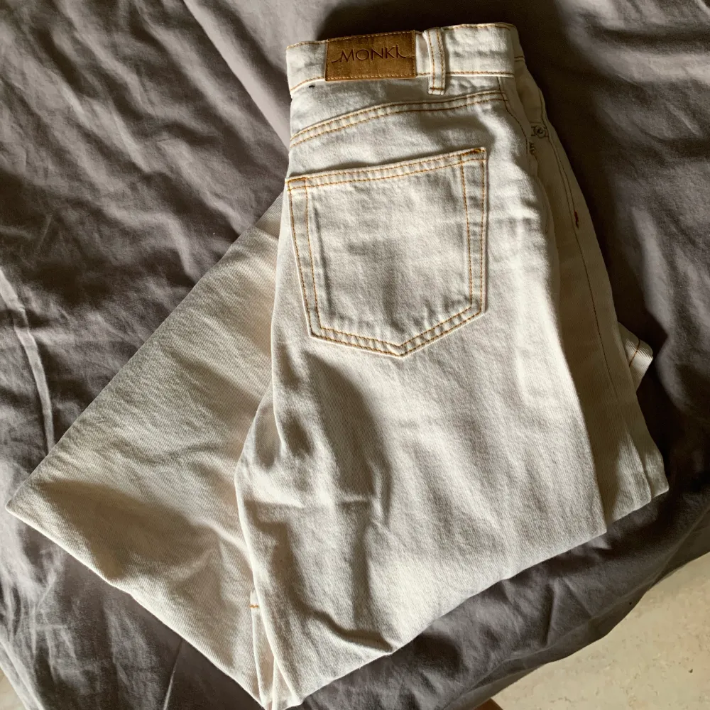 Säljer dessa Yoko jeans eftersom jag endast använt de max 2 gånger, de är i storlek 25 vilket är slutsålt på hemsidan💕 Frakt står köparen för, börja buda från 175 kr💕. Jeans & Byxor.