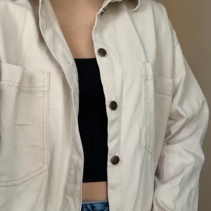 Skjorta från nelly.com - Skjorta från nelly.com. Supersnygg och knappt använd. Nyskick😋 Storlek 38 men är oversize så passar upp till L. Köparen står för frakt 🚚 