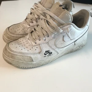 Nike airforce - Nike airforce. Lite smutsiga på bilden.  Vid leverans tillkommer kostnad beroende på vart de ska skickas.