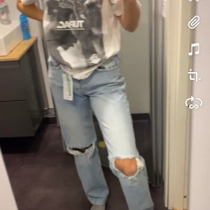 Ljusblåa jeans - de är ett par byxor. Model 90’s ifrån ginaa, jag köpte typ de nyss men asså de är väldigt stora på mig ,jag tog fel storlek