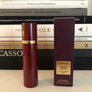 Tom ford jasmin rouge 10 ml - Jättefin parfym ifrån tom ford! Luktar underbart gott! Nypris 600kr från Åhléns där jag köpte den för ett par månader sedan. Meddela om du önskar spårbar frakt!