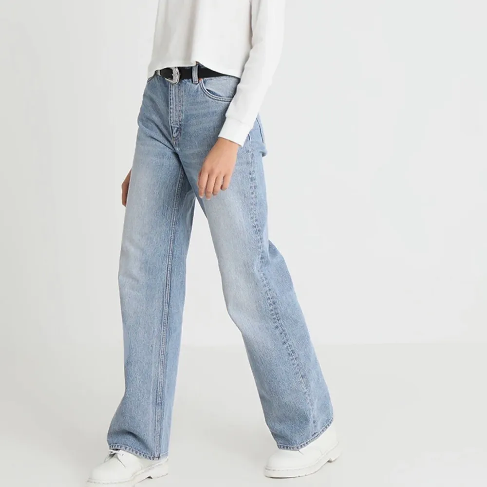 Trendiga jeans från Monki i modellen YOKO storlek 28. På mina så har jag tagit upp sömmen där nere så att de ska bli längre, jag är 174 och längden är nu perfekt till mig. . Jeans & Byxor.