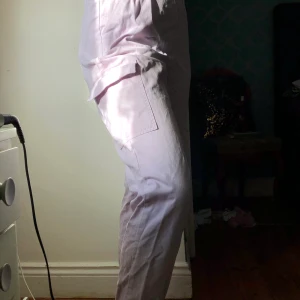 CARGO BYXOR stl 40/42 - Säljer ett par ljusa pastel lila cargo byxor då jag bara använt dom 2 ggr och inte tycker dom passar min stil så mycket längre. Dom är storlek 42 men tycker dom passar bättre som en 40. Extremt fina till en vit croptop eller hoodie. Köpte dom för 279 men säljer dom för 70 kr. Köparen står för frakten❣️ansvarar inte för postens slarv 