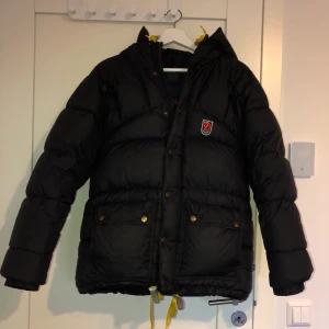 Fjällräven expedition-jacka  - Fjällräven expedition-jacka i fint skick. Storlek XXXS men den är som en Small.  Använd två säsonger och inga skavanker som tyder på att den inte skulle funka i många många säsonger till. Nypris 6000kr. 