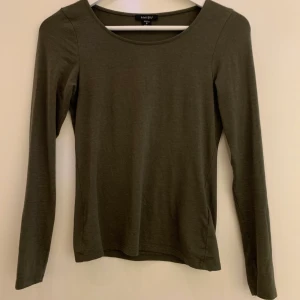 Militärgrön tröja -S - Militärgrön tunn tröja i storlek S! Använd Max 3 gånger. Säljes för 50kr + frakt