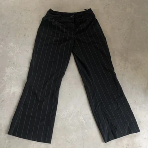 Randiga kostymbyxor  - Randiga vida kostymbyxor, väldigt snygga önska dem passade mej men är tyvärr för korta. Inget slitage alls