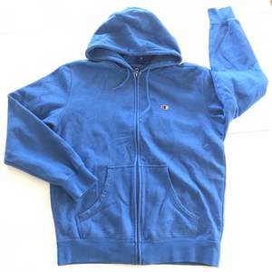 Härlig blå nyans. Retro zip-hoodie med luva. Stl L pris 100 kr eller bud. Porto tillkommer. 