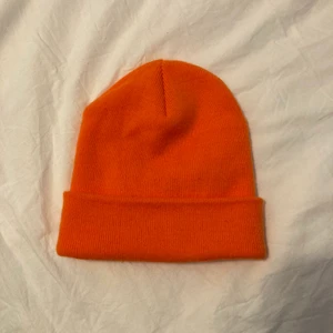 Beyond retro beanie strl one size - En cool orange beanie köpt i nyskick från Beyond retro. Endast använd ett fåtal gånger och passar perfekt nu när det börjar bli kallare ute. Köparen står för frakt!💗💗