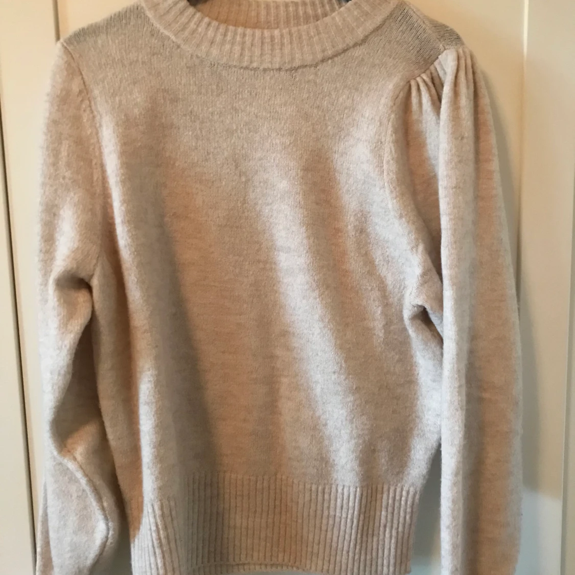 Beige stickad tröja