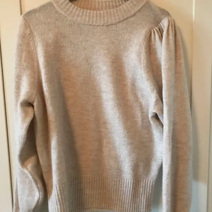 Beige stickad tröja - Beige stickad från h&m. SUPERfin o mjuk❤️ storlek xs passar s
