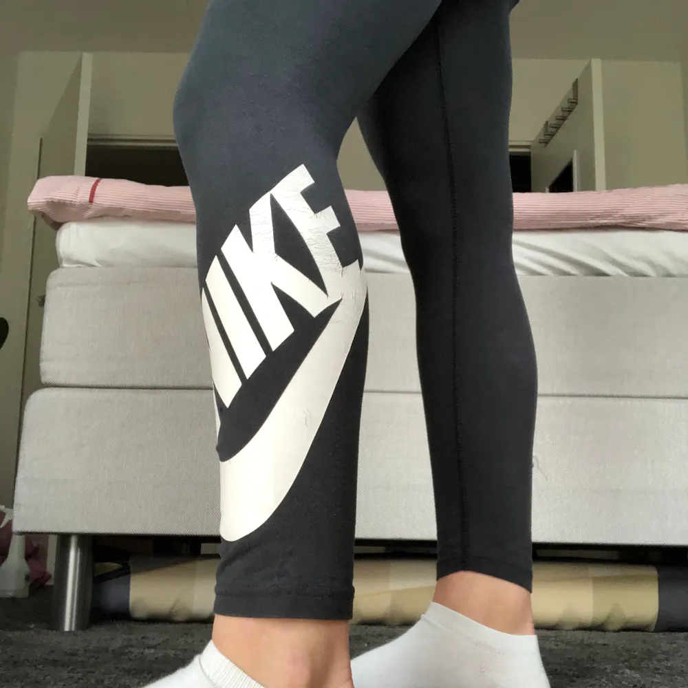 Jätte fina Nike tights i strl 146/152 men skulle säga att de passar en mindre xs också. Superskönt material, så de kan användas både som tights men också träningstights! Fint skick, endast märket på benet som spruckit lite granna men inget man tänker på💞. Jeans & Byxor.