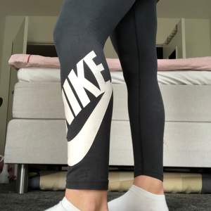 Jätte fina Nike tights i strl 146/152 men skulle säga att de passar en mindre xs också. Superskönt material, så de kan användas både som tights men också träningstights! Fint skick, endast märket på benet som spruckit lite granna men inget man tänker på💞