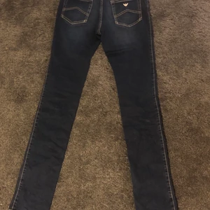 Armani jeans strl:174cm - Armani junior jeans, skick 9/10 Strl: 172cm (15år) Nypris: 1000kr