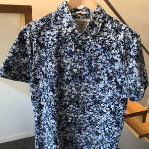 Kortärmad skjorta från Abercrombie & Fitch blå med blommönster storlek S