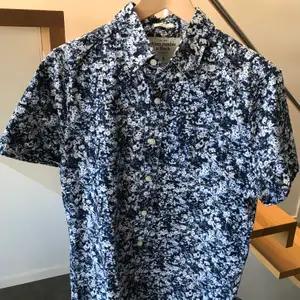 Kortärmad skjorta från Abercrombie & Fitch blå med blommönster storlek S