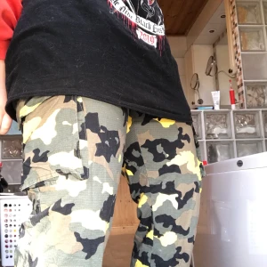 Camo byxor CARGO PANTS - Gula camouflage cargo pants. Perfect skick! 