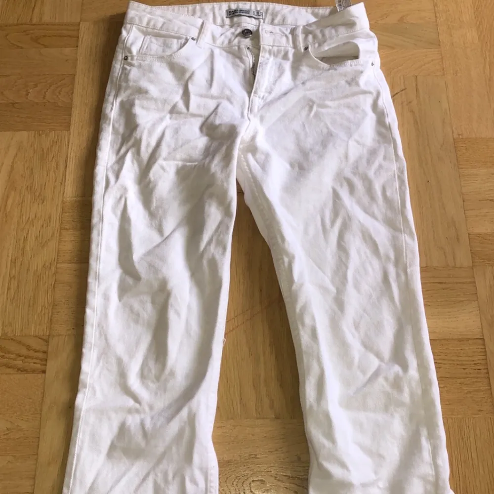 Fina byxor från zara med slits! Lägger upp dom här eftersom att mitt förra loggades ut! Köparen står för frakt! Skriv för mer bilder. Mom jeans!. Jeans & Byxor.