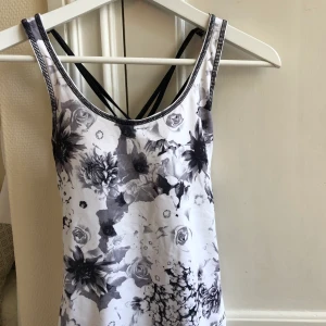 träningslinne  - Använt ett fåtal gånger, säljes för att storleken inte passar. Korsad i ryggen. Inbyggd BH med uttagbara pads. 