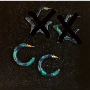 Melerade örhängen - Gröna melerade örhängen, knappt använda. Cirka 2-3 cm. Runda från åhlens. 50kr styck.  OBS Stjärnörhängena är sålda!