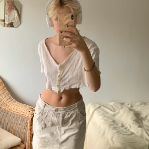 vit crop top med knappar - supersöt croptop med knappar! passar såsom på bilderna på mig som är en S.