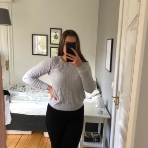 Långärmad tröja storlek M - Grå långärmad tröja från Ginatricot. Använd fåtal tillfällen.