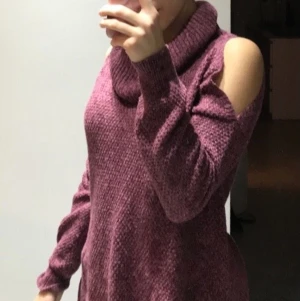 Mysig stickad kofta - Supermysig vinröd stickad kofta från Hollister i gott skick. Fraktar. Köparen står för frakten.