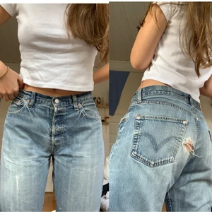 Levis 501 vintage - Säljer dessa Levis 501 som är ganska lågmidjade. Hål vid rumpan och ena fickan. Sjukt snygga slitningar, se bilder! Sitter på mig ensligt bilder som brukar ha strl EU40. Jag är 178 cm. Så extremt bekväma. Frakt tillkommer på Max 100kr