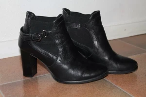  - Eleganta stövletter i äkta skinn. Klackhöjd: 8cm. Passar perfekf till både fest och vardag. Nypriset: 1200:-