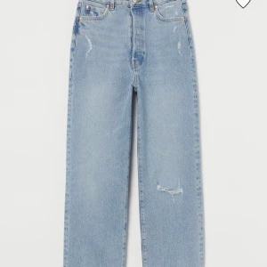 Jeans - Jätte fina Jeans från H&M men kommer aldrig till användning längre, klippt hålen själva och det blev jätte snyggt. Köpta för 300 men säljer för 110