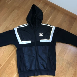 Adidas kofta strl M - Kofta i bra skick. Nypriset var 599 kr. Säljer för 200 kr. Köpare står för frakt 