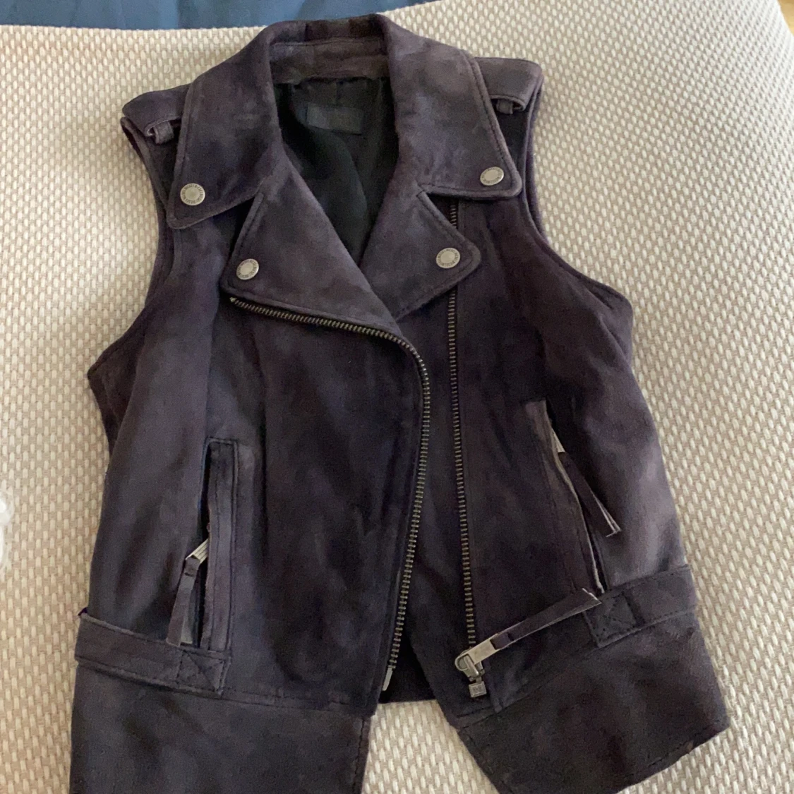 Grå läderväst med fina detaljer  - 90