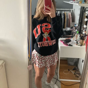 Tjocktröja  - Supersnygg tjocktröja köpt på beyond retro! Inga fel alls på den, fint skick alltså. Det står att den är storlek M men skulle säga att den är mer som en XS!