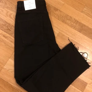 Svarta jeans från zara strl. 36 - Helt nya svarta jeans från zara med avklippta detalj nertill. Prislapp finns kvar!