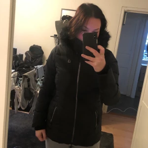 8848 skidjacka/vinterjacka  - 8848 skidjacka men går bra att använda som vinterjacka. Svart storlek 36. Knappt använd. 