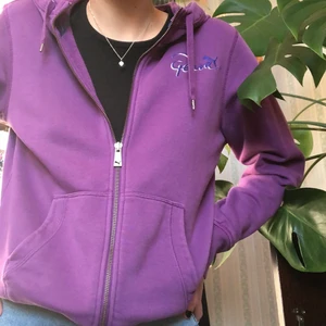 zip up huddie från puma - köpt second hand, fint skick🤍storlek L från barnavdelningen