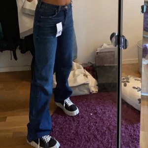 90’s jeans Zara  - Riktigt snygga och trendiga högmidjade jeans från Zara i storlek 38, brukar ha 36 men ville att dom skulle vara lite större. Dom är raka o lite baggy i modellen! Jag är 168 och dom är rätt långa på mig. Skriv för bättre bilder! Många intresserade! Högsta bud: 300
