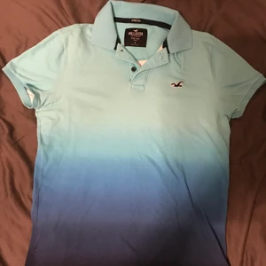 Hollister piké - Hollister piké som är köpt för ett år sedan i Hollisters egna butik för 699kr. Storlek S, men tröjan är väldigt stretchig och sitter även fint på storlek M. Jag skickar om köparen står för frakt eller möts upp i Stockholm. Pris: 120kr