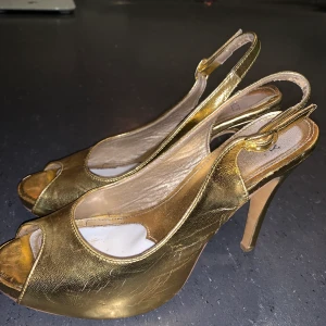 Skor  - Skor som jag inte använder längre. Observera det är skorens modell och se är inte slitna