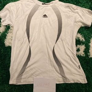 Adidas vintage T-shirt  - Fint vintage skick, size L, boxy passform